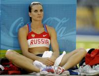 エレーナ・イシンバエワ　ビキニ　レーシングスーツ　青　赤　棒高跳び　陸上競技　ロシア　あぐら　ネックレス
