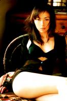 吉田真由子　黒　カーディガン　ホットパンツ　ブラジャー　椅子　下着　濃緑